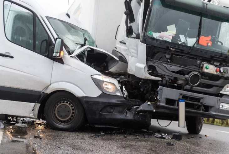 What to Expect When Working With a Truck Accident Lawyer
